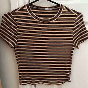 Cropped t-shirt from H&M. Only worn a few times. Great condition.